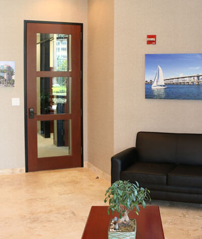 An image of the waiting area at the Law Offices of Steinberg Garellek in Boca Raton. 